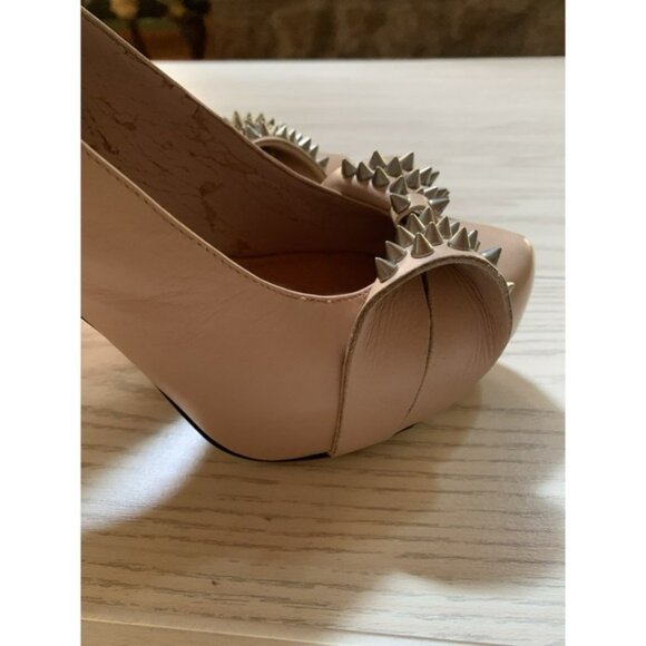 Vince Camuto tan with Gold Spikes Pumps/Platform - size 38. Size 7.5 Or 8 USA - Picture 4 of 16